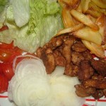 Assiette “salade tomate oignon” et sa viande grec