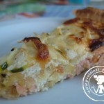 Tarte cremeuse aux courgettes sur lit de saumon